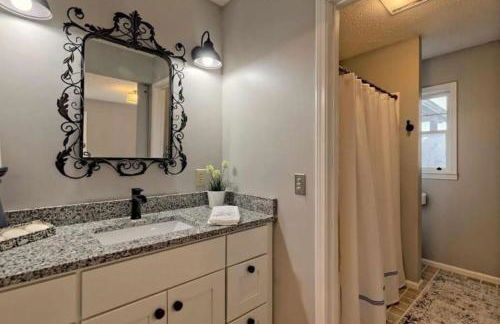 Stunning Modern Rustic Lake Retreat PRVT BOAT SLIP - Foto 10