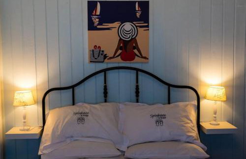 Beachside period family home. 5 BR spacious, comfortable. - Photo 38