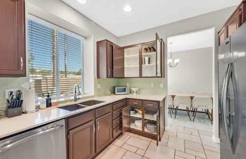 Stunning 4BR Getaway w Pool, Hot Tub, & Firepit - Foto 9