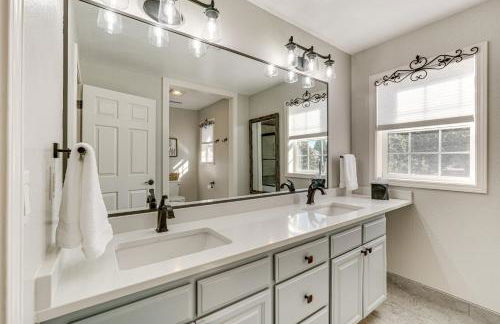 Spacious Home with Swim Spa and Deck in Medford! - Foto 21