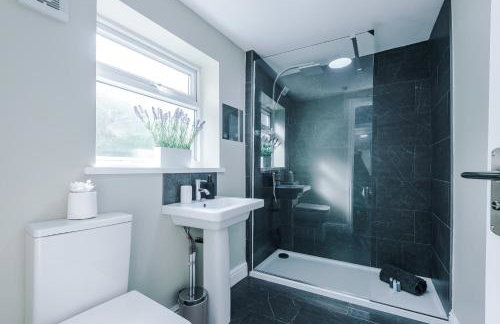 Spacious 4 Bed in Birmingham by 53 Degrees Property, Ideal for Business or Families, Games Room! - Foto 35