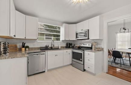 Modern Moroccan Villa w/ Firepit, BBQ + Game Room! - Foto 4