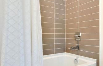 2 Homes, 7BR Rooftop Getaway In Trendy Town Near Downtown, 5 Mins to Nissan Stadium, Less than 10 Mins to Broadway, 24 Hr Hospitality, Great for Groups - Foto 28