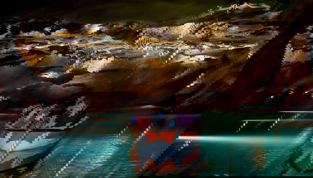 Navegando pelo rio subterrâneo dentro das cavernas