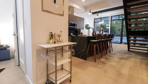 Unit 8 Spacious 2BR Penthouse Sleeps 8 - Photo 5