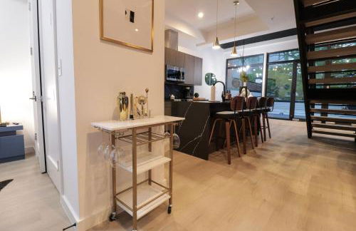 Unit 8 Spacious 2BR Penthouse Sleeps 8 - Photo 5