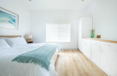 Modern retreat w/ stunning views & hot tub - Photo 28