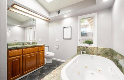 4BR Lux Los Gatos Home: Style & Comfy - Foto 18