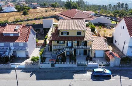 Charming House in Cortiçada with Balcony and Mountain View - Foto 33