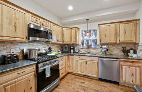 Black Bear Cabin with Hot Tub - Foto 8