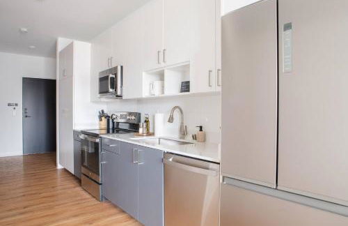 Chic East Side 1BR Apt with Balcony, Pool, and Gym - Foto 14