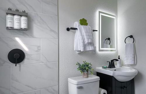 Step into School Spirit at the Golden Dome Getaway - Foto 57