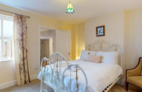 Chic 2BR with Private Backyard Near Loughton Tube - Foto 11