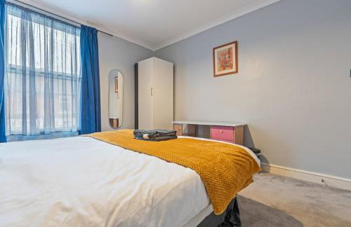 Modern 2 bed home - sleeps 5 - free parkng - Photo 9