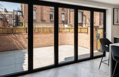 Luxury 4BDR House By Torr Property Group Short Lets & Serviced Accommodation With Free Gated Secure Parking & Private Patio Garden Liverpool - Foto 16