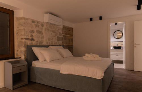 Charming stone apartment with jacuzzi in center of Omiš - Foto 19