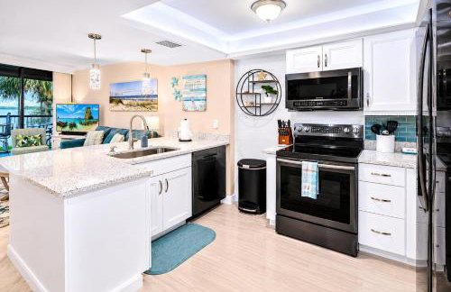 Waterfront Island Oasis! Heated Pool with Stunning View & 2 Full Bath - Foto 16