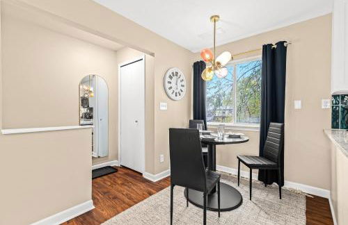 New! Cozy Upper 1BR Flat near Downtown Roseville - Foto 16