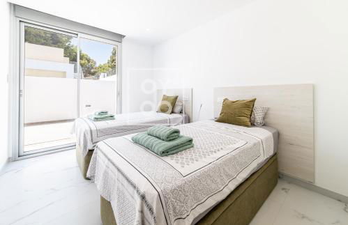 Villa Coral, chic coastal design, saltwater pool - by OYOOSTAYS - Foto 27