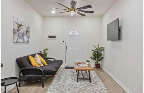 Glorius Amazing 2BR1BA Stay Near Lively Downtown - Foto 1