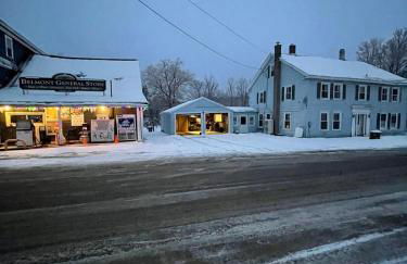 3,000 Sq Ft Historic Colonial Minutes from Okemo with Direct VAST Trail Access - Foto 35