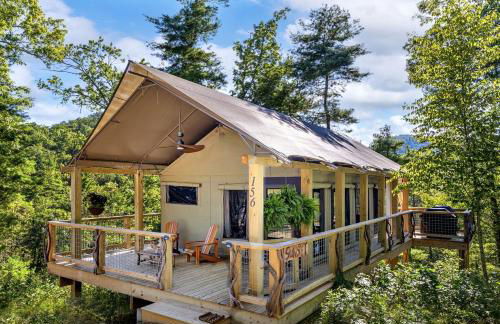 Luxury Family Tree Tent with Private Deck, Soaking Tub & Pizza Oven Near Waterfalls, Zirconia, North Carolina - Foto 1