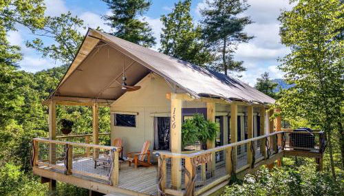 Luxury Family Tree Tent with Private Deck, Soaking Tub & Pizza Oven Near Waterfalls, Zirconia, North Carolina - Foto 1