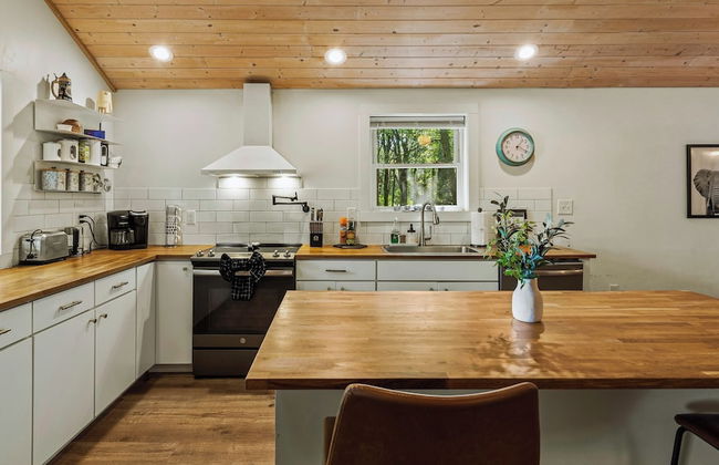 Lake Daze by Avantstay Lakefront w/ Modern Interior, Enclosed Porch & Hot Tub - Foto 15