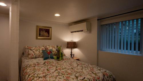 Spacious furnished in-law apartment with private deck and patio close to Light Rail - Foto 3