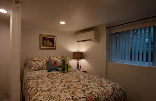 Spacious furnished in-law apartment with private deck and patio close to Light Rail - Foto 3