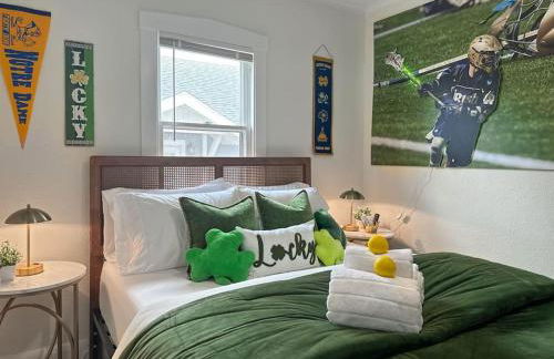 Step into School Spirit at the Golden Dome Getaway - Foto 64