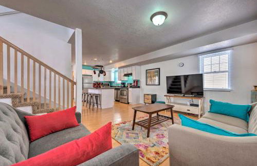 Family-Friendly Logan Farmhouse with Yard and Near USU - Foto 1