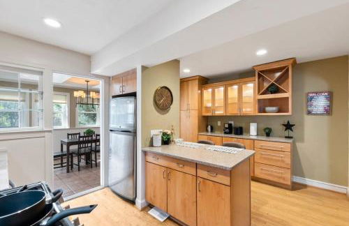 Beautiful 3BR 2BA Colonial House by CozySuites - Foto 24