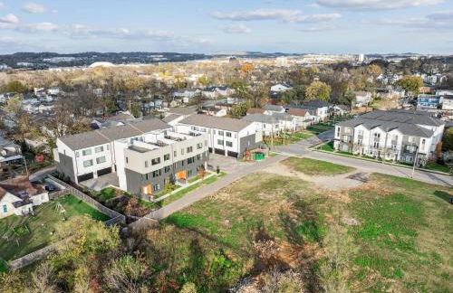 Private Home with Rooftop Game Room near Downtown - Foto 71