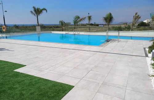 Apartamento en primera línea de playa, con piscina y garaje en Torrox Costa - Photo 7