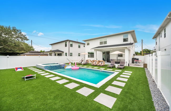 Luxury Home w Heated Pool, Gym, Playground & More! - Foto 37