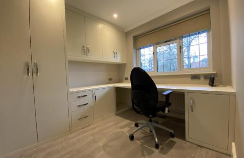 Beautiful 5 Bed 3 Bathroom Detached Family Home 8 - Photo 12