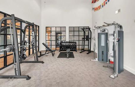 Cozy 1BR with Private Balcony, Gym, Pool & Workspace - Foto 38