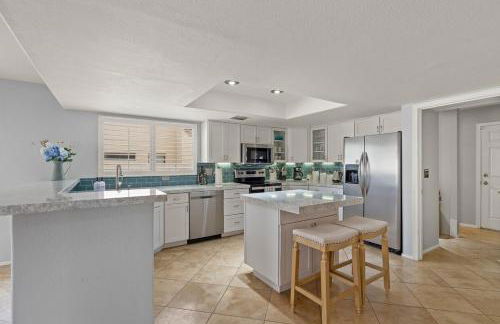 French Country Charm with Pool and Mountain Views - Foto 41