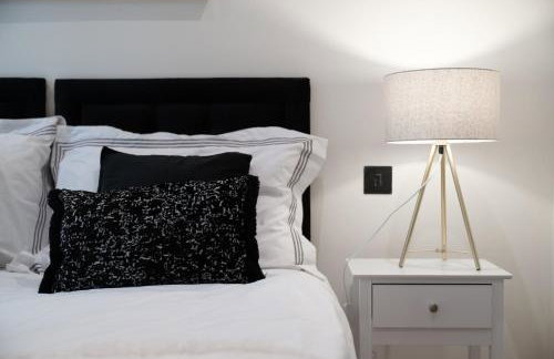 Modern- Battersea Power Station 2-Bed Apartment with Balcony - Foto 25