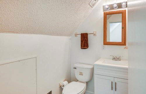 Walk to Lake George Quiet Nature Escape with Deck - Foto 17