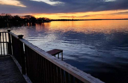 Lakefront Oasis with Private Hot Tub - Foto 21