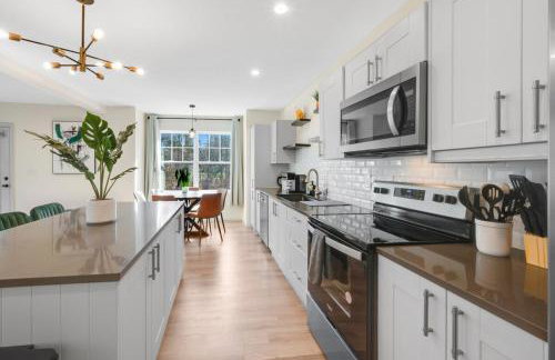 Spacious 5BR Home KING Bed Wi-Fi Parking - Foto 1