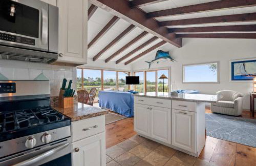 16612 - Stunning Home with Wraparound Deck Views of Bucks Creek and Nantucket Sound - Foto 8