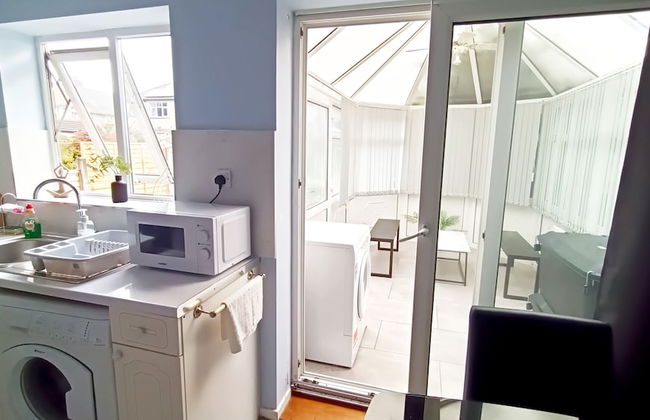 Cozy 3-Bed Family Home with Free Parking - Foto 31