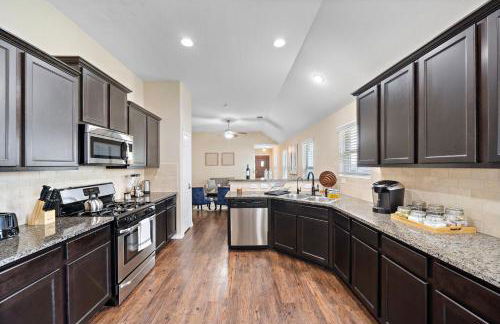 Cozy Getaway Nr Airport WiFi BBQ Yard Pet - Foto 8