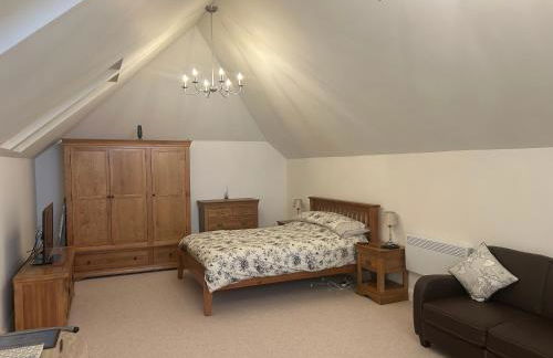 Charming King Bed Ensuite Studio in Peaceful West Challow - Photo 3