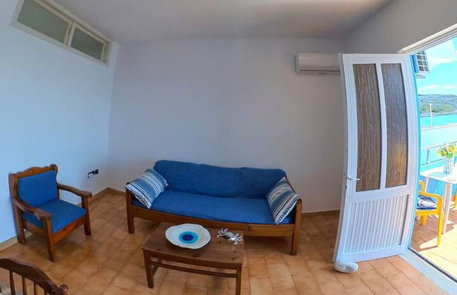 Blue House Beach Apartment - Sleeps 4 & Balcony - Photo 3