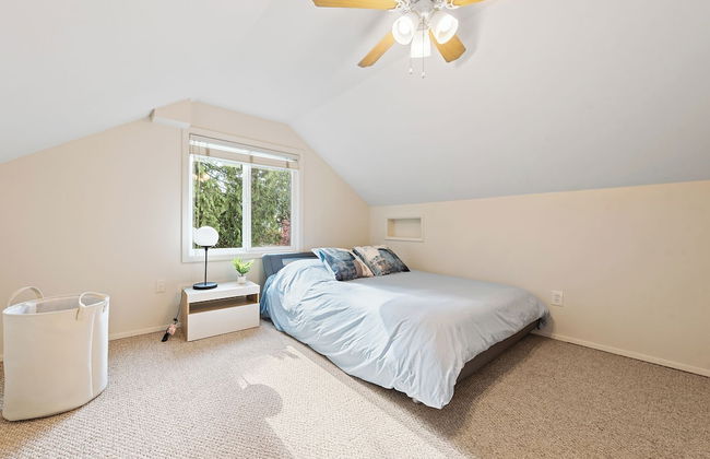 Private park in a cozy home next to I-90 huge yard - Foto 8