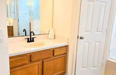 Joyful and Bright 4 Bedroom 3 Bathroom Pool Home - Foto 50